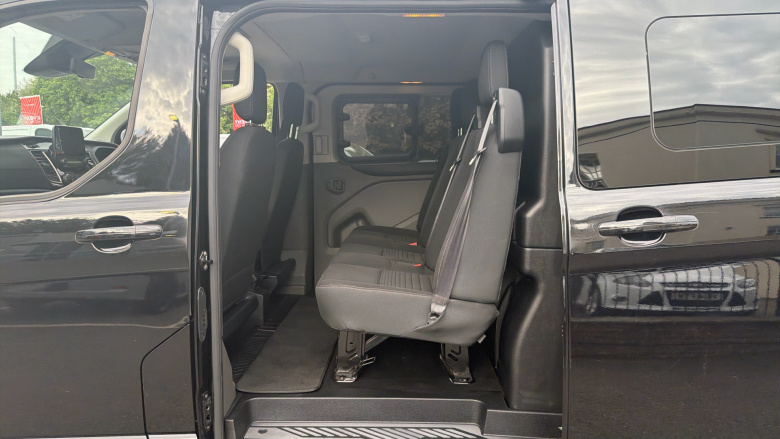 Ford Transit Custom 300 L2 Diesel Fwd 2.0 EcoBlue 130ps Low Roof D/Cab Limited Van